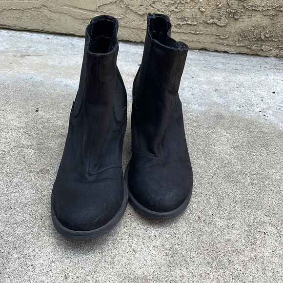 Black Small-Heeled Ankle Boots - Picture 2 of 6